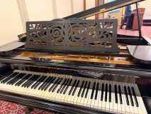 譜面台の透彫が美しい